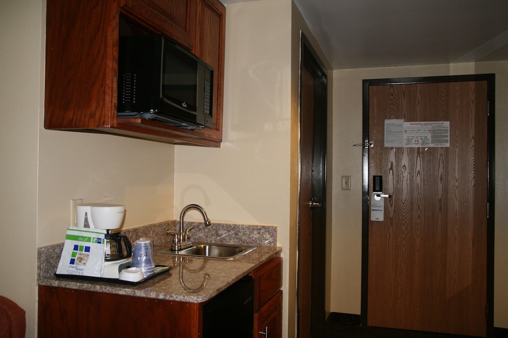Holiday Inn Express & Suites Greenville by IHG - photo 21