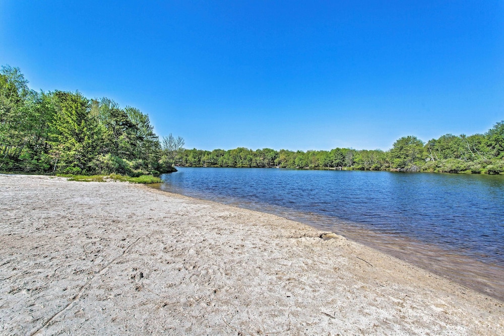 Cozy House Surrounded By Community Lakes 17958402 — Mount Pocono