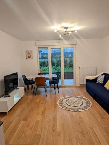 Charmant T2 Tout Neuf Avec Parking — hotel in Plaisir