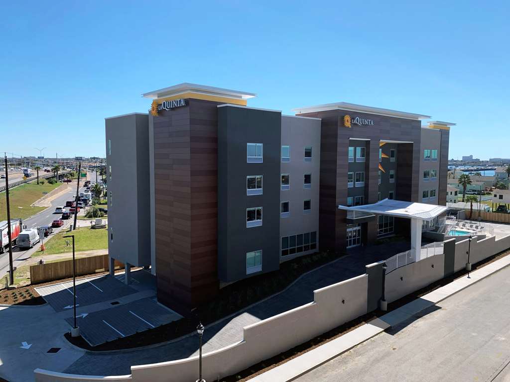 La Quinta Inn & Suites by Wyndham Galveston North at I 45 - photo 2