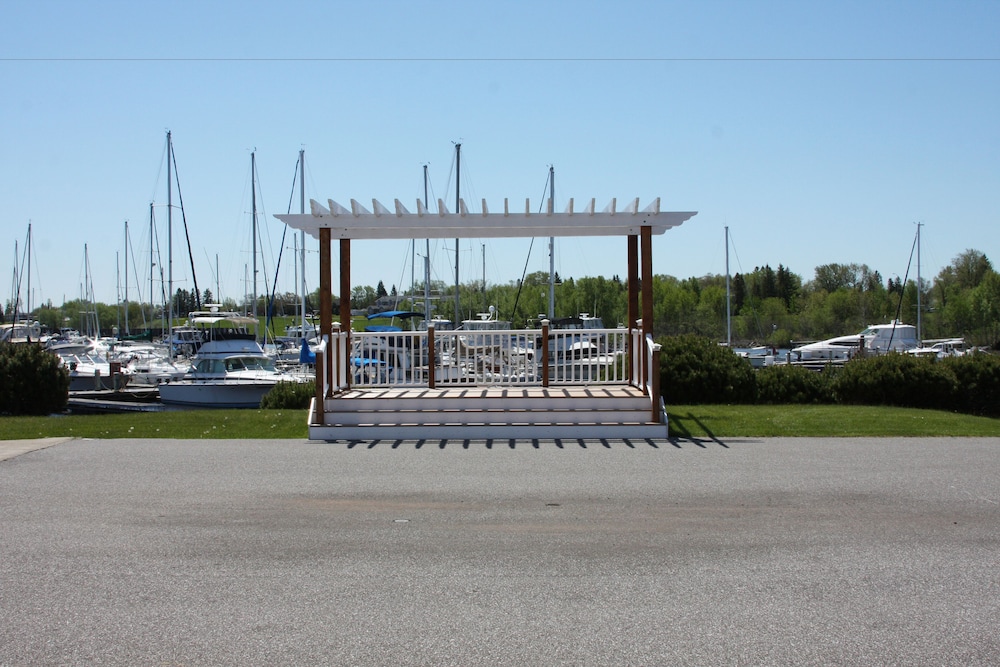 Barker's Island Inn Resort - photo 31
