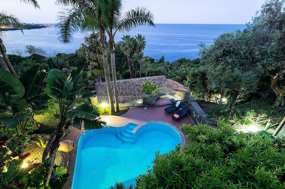 Casavacanze Residence Maia Volcani — 4-Star Luxury Hotel in Acireale, Italy