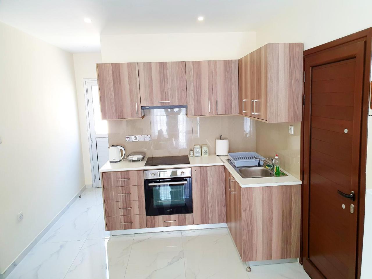 2 Bedroom Cozy Apartment Near Tourist Area 200m From Sea