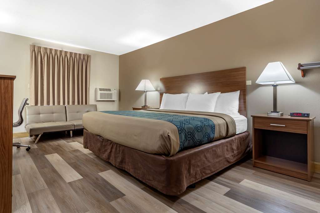 Econo Lodge Hays I 70 - photo 14