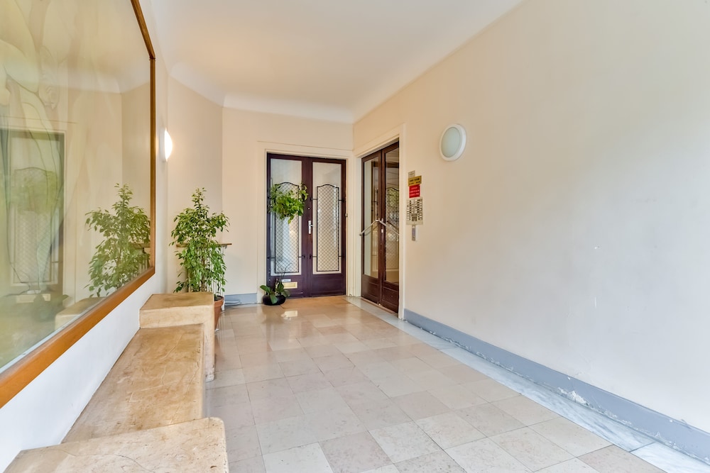 Bright Studio Apartment With High View — 4-Star Luxury Hotel in Paris, France