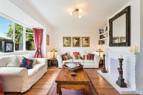 Hidden Cottage with Parking in Esher Surrey Pass the Keys — 4-Star Luxury Hotel in Esher, United Kingdom