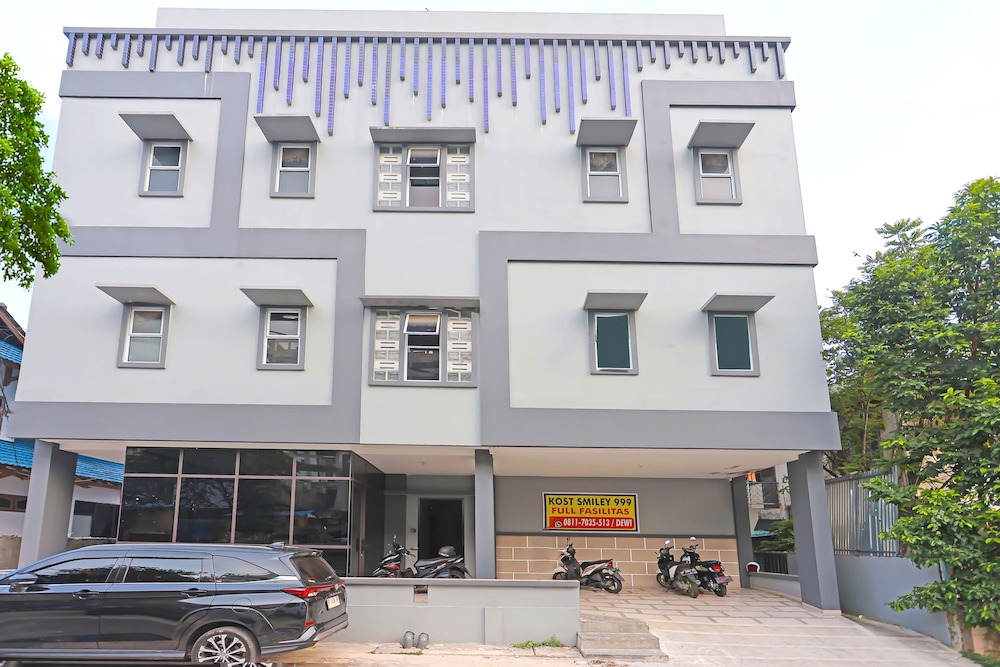 Oyo 92585 Smiley 999 — Batam