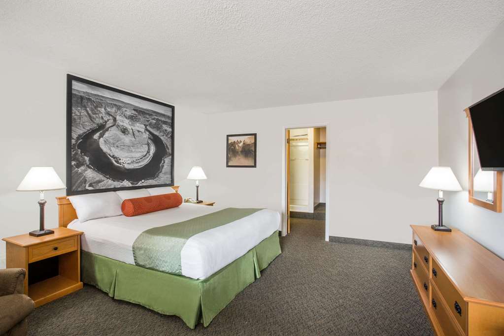 Super 8 by Wyndham Salina Scenic Hills Area - photo 6