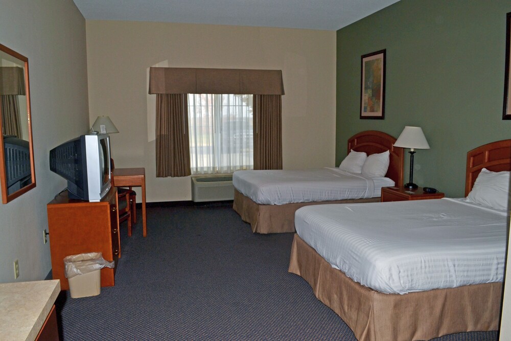 Paola Inn And Suites - photo 14