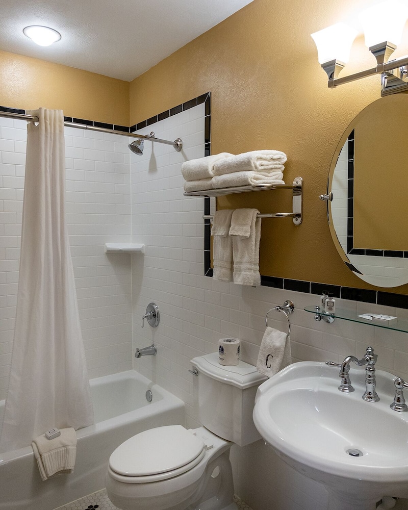 The Calvert Hotel - photo 13