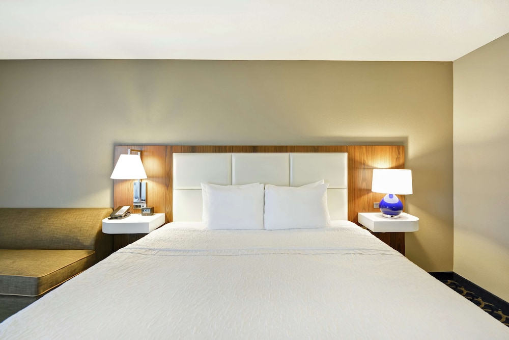 Hampton Inn Auburn - photo 8