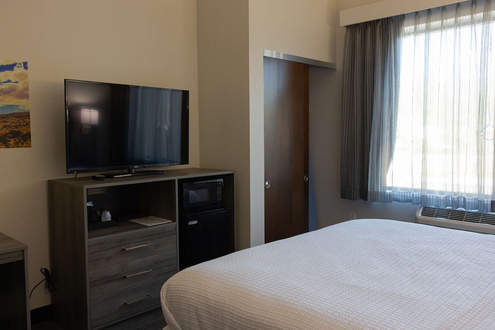 Best Western Plus Executive Residency Phoenix North Happy Valley - photo 26