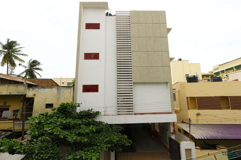 Oyo 5323 Kamadenu Residency — Coimbatore
