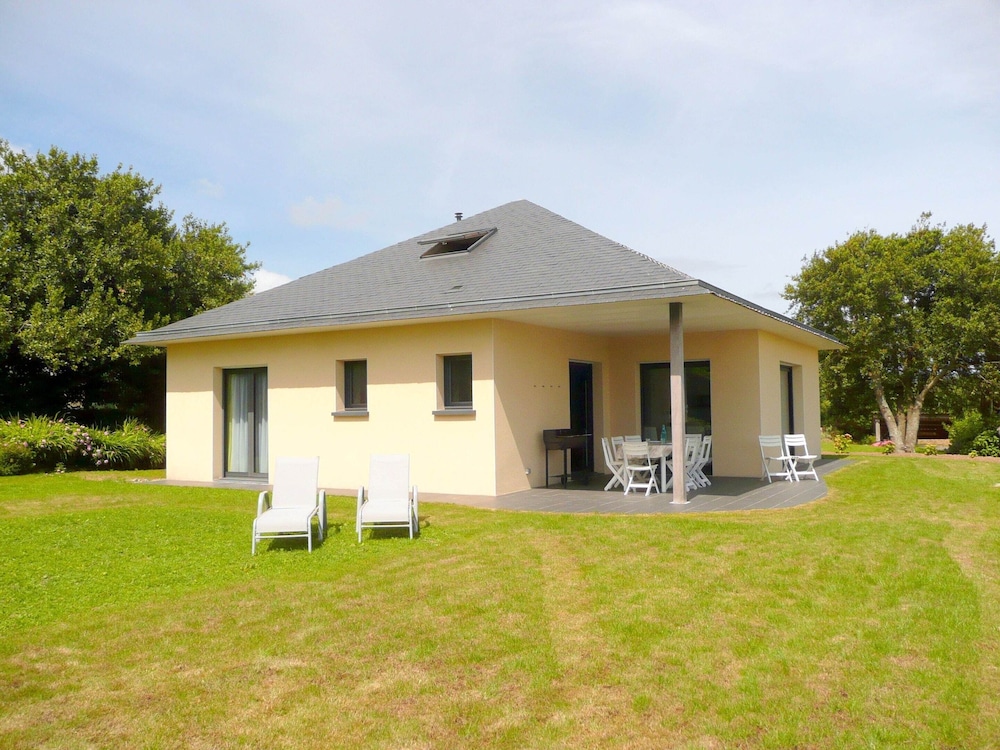 Bungalow in Telgrus sur mer Near Sandy Beach — 4-Star Luxury Hotel in Telgruc-Sur-Mer, France