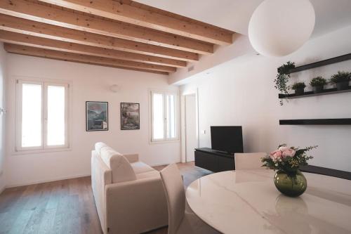 Modern Apartment Lungolago di Como — 4-Star Luxury Hotel in Como, Italy