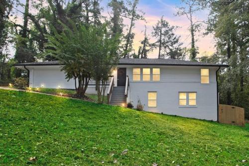 Retro Cumberland 2 Story Hangout near Six Flags — hotel in Austell