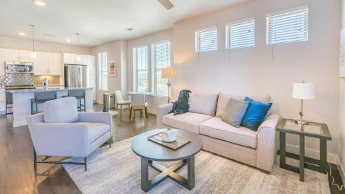 Landing Modern Apartment with Amazing Amenities — 4-Star Luxury Hotel in Littleton, United States