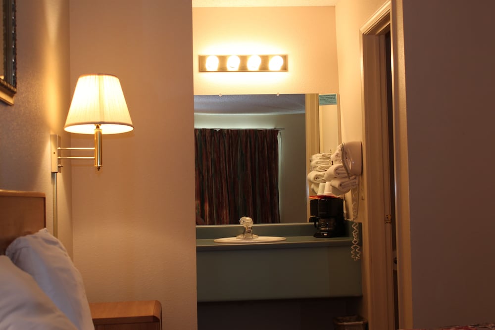 The Regency Inn - photo 17