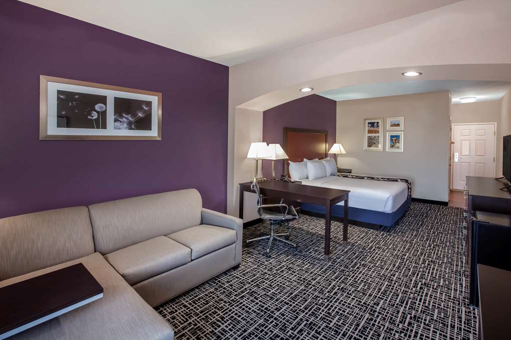 La Quinta Inn & Suites by Wyndham Lubbock North - photo 8