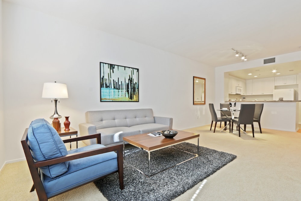 Global Luxury Suites at The Village - photo 31