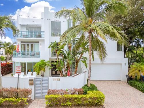 4 Bed Den with pool in Las Olas Ft Lauderdale in Fort Lauderdale, United States