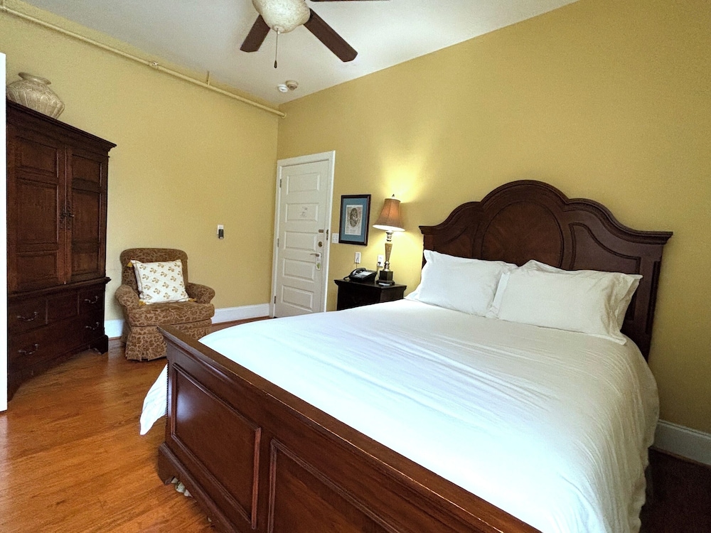 Grand Lux Inn - photo 17