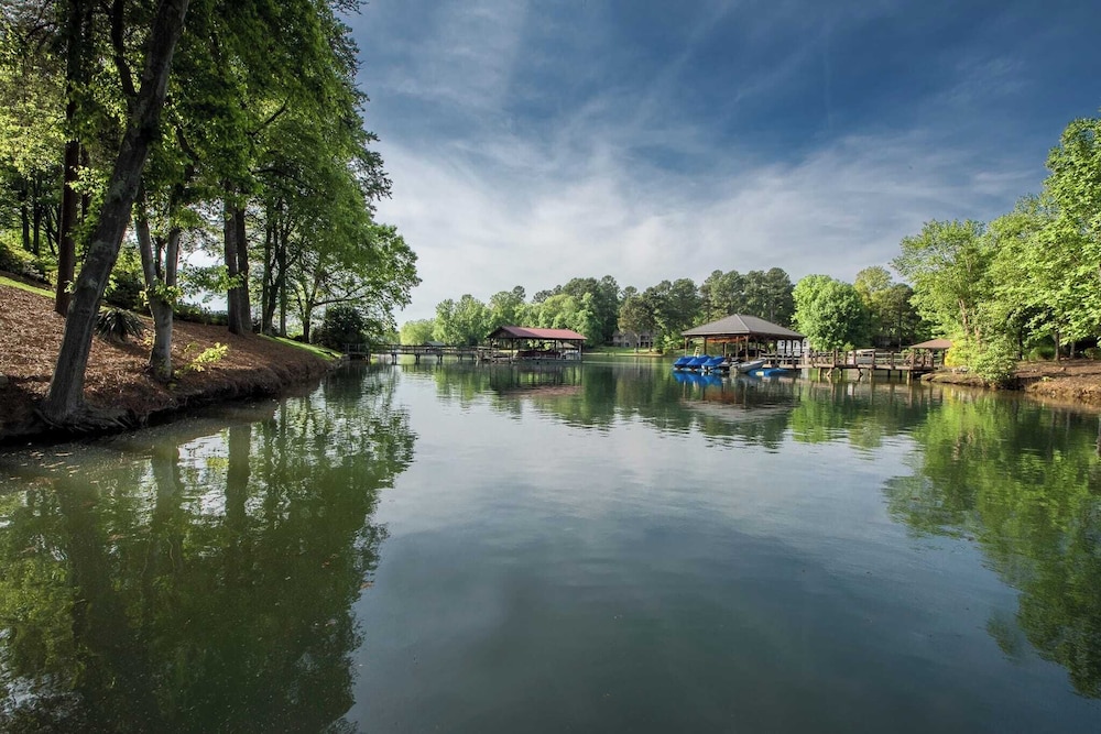 Lakeside Landing by Avantstay Private Dock in Mooresville, United States