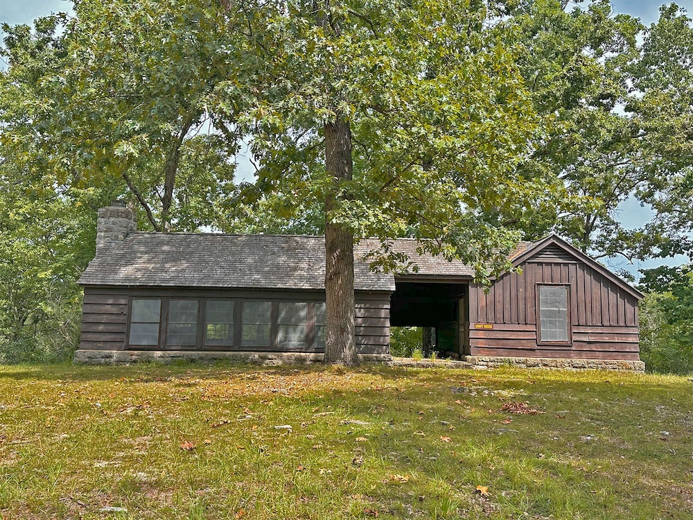 Pin Oak - carbon neutral hotel in Osage Beach