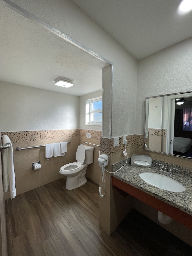 Quality Inn & Suites Airport Cruise Port Hollywood - photo 46