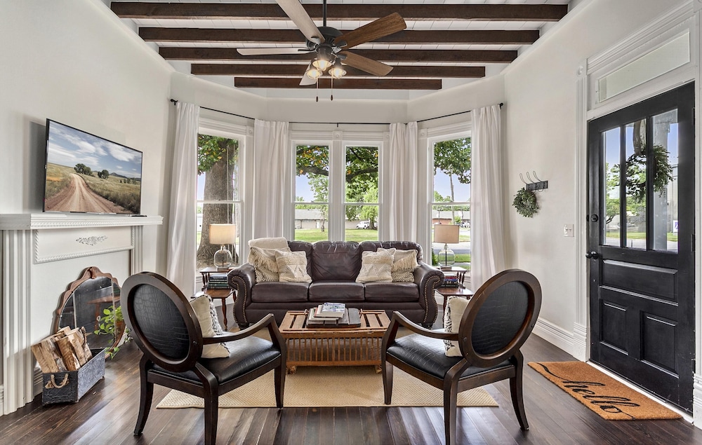 The Grove Cottage Downtown Springdale — 4-Star Luxury Hotel in Springdale, United States