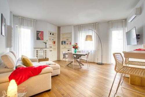 GuestHost White Flat bilo di design De Angeli — 4-Star Luxury Hotel in Milan, Italy