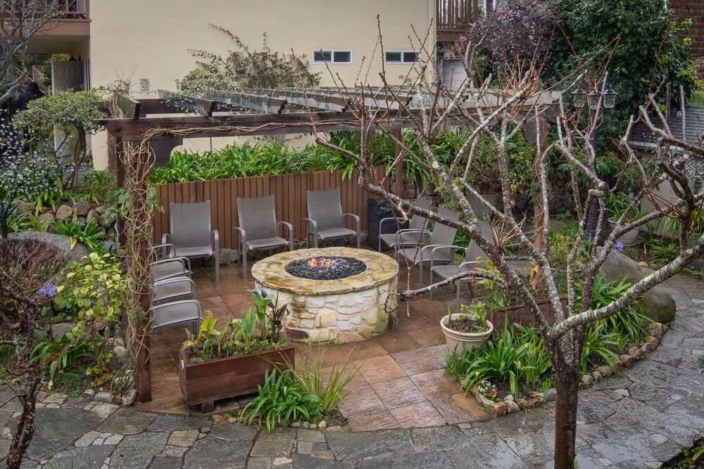 Vendange Carmel Inn & Suites — hotel in Carmel