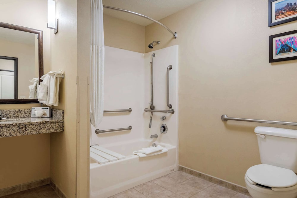 Comfort Suites Speedway Kansas City - photo 9
