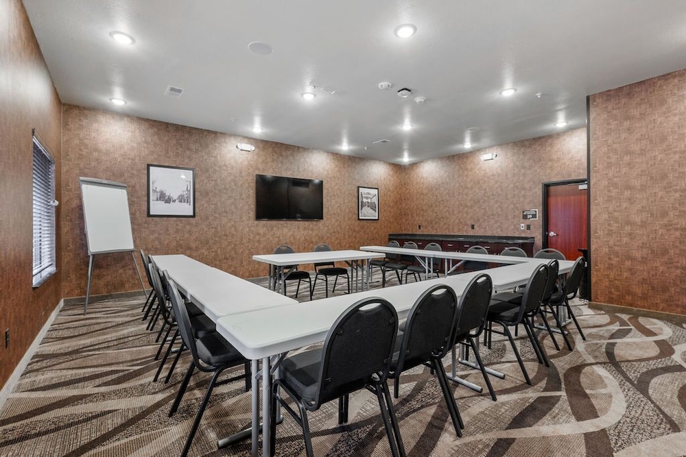 Cobblestone Hotel & Suites Mosinee - photo 96