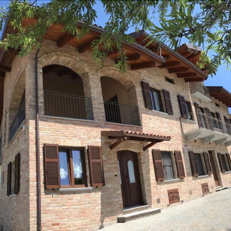 Agriturismo Le Giustizie — 4-Star Luxury Hotel in Agliano Terme, Italy