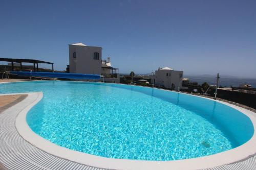 Elegant Villa Oceano Once Beautiful 5 Bedrooms Private Pool — 4-Star Luxury Hotel in Playa Blanca, Spain