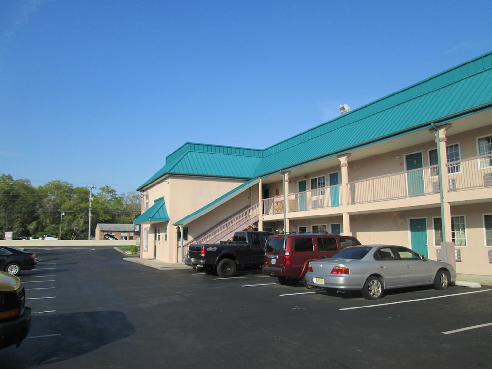 Delux Inn & Suites - photo 18