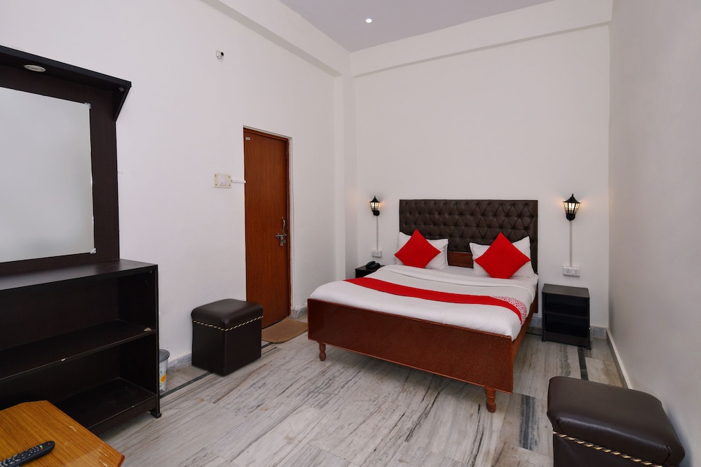 OYO 12193 Sandhya Hotel - last minute hotel in Varanasi