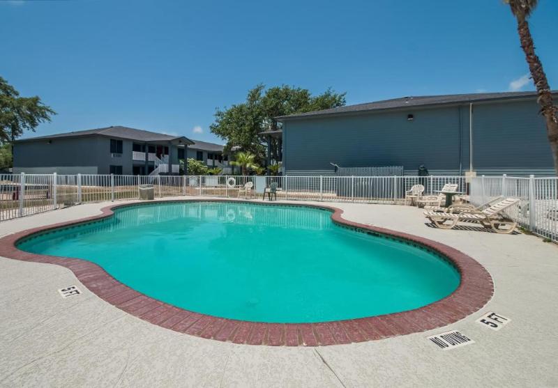 Econo Lodge Inn & Suites Fulton Rockport - photo 4