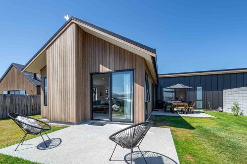 Breathtaking Mountain Panorama in Wanaka, New Zealand
