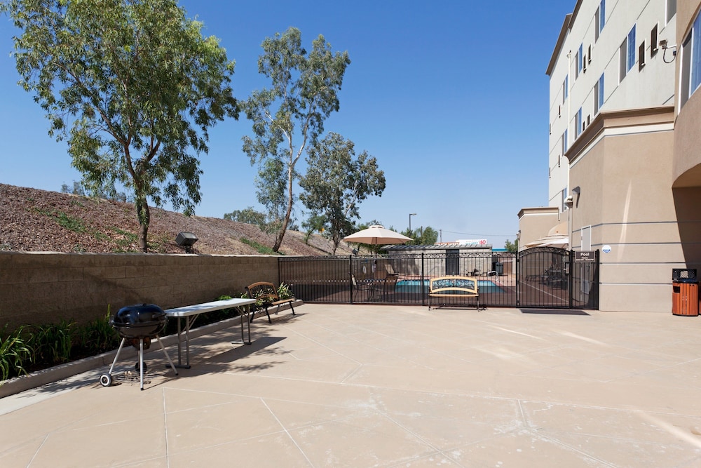 Holiday Inn Express and Suites Bakersfield Central by IHG - photo 24
