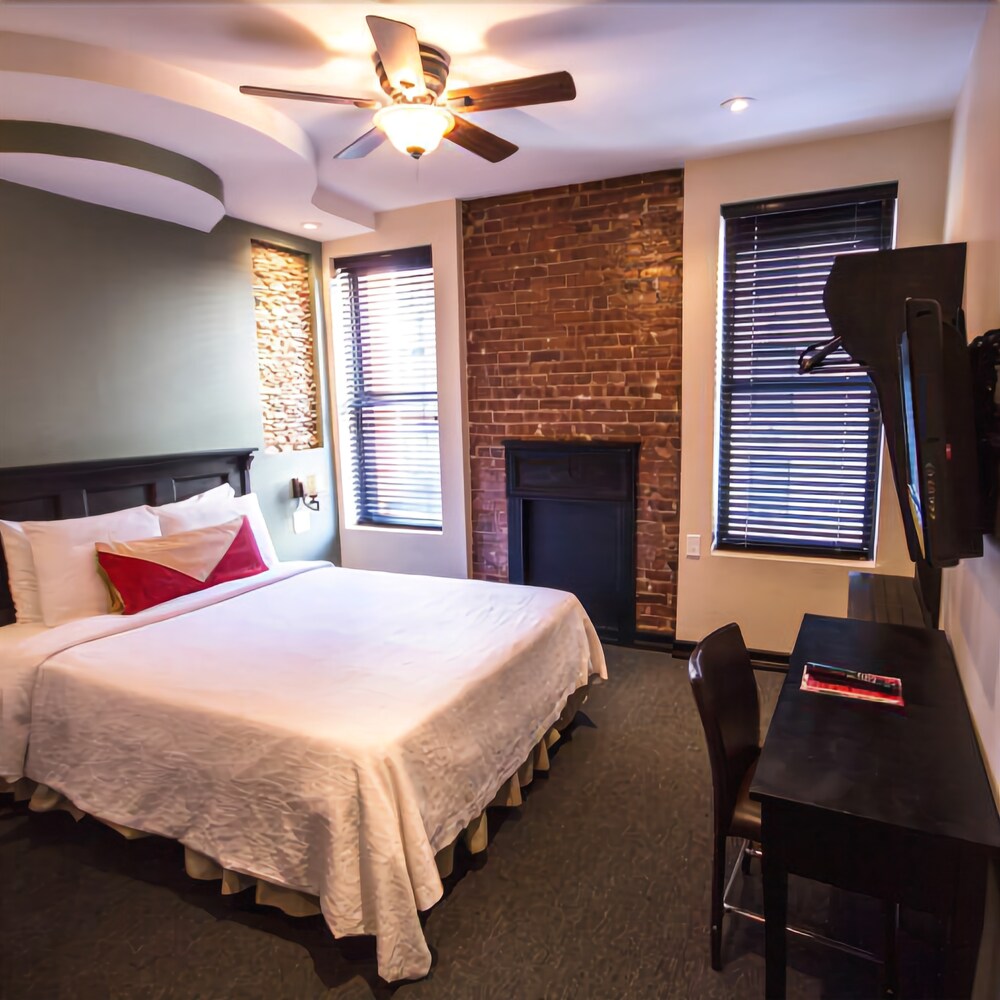 The Broadway Hotel and Hostel - photo 13