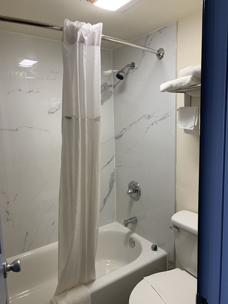 Days Inn by Wyndham Okmulgee - photo 18