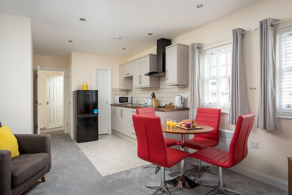 Elliot Oliver 2 Bedroom Modern Apartment — 4-Star Luxury Hotel in Cheltenham, United Kingdom
