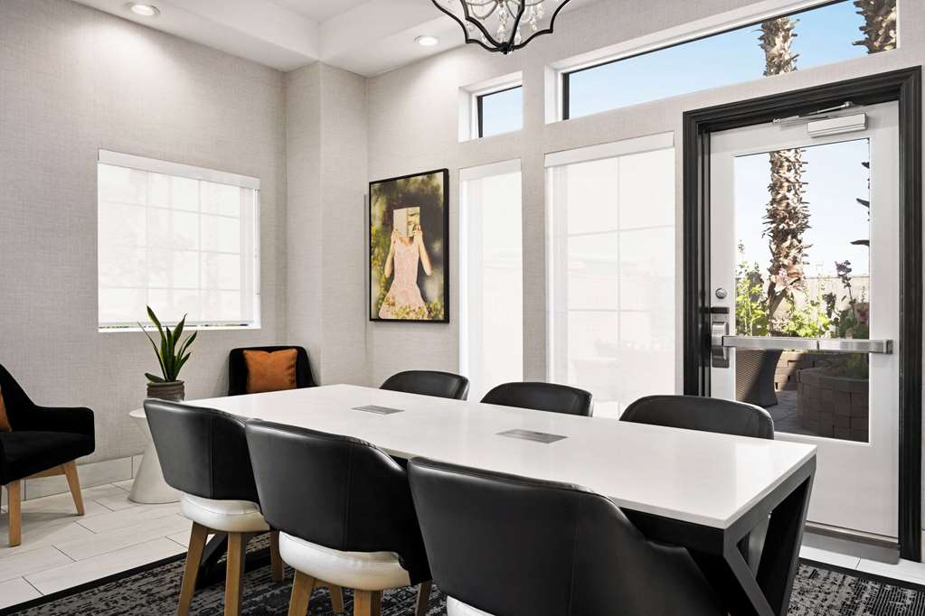La Quinta Inn & Suites by Wyndham Hesperia Victorville - photo 7