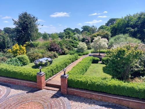 Beautiful 3 Bedroom Cottage Picturesque Retreat — 4-Star Luxury Hotel in Lichfield, United Kingdom