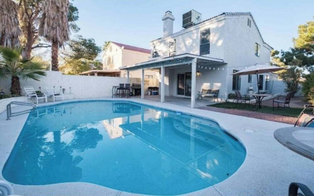 Summerlin Sensation Splash In The Pool — Las Vegas