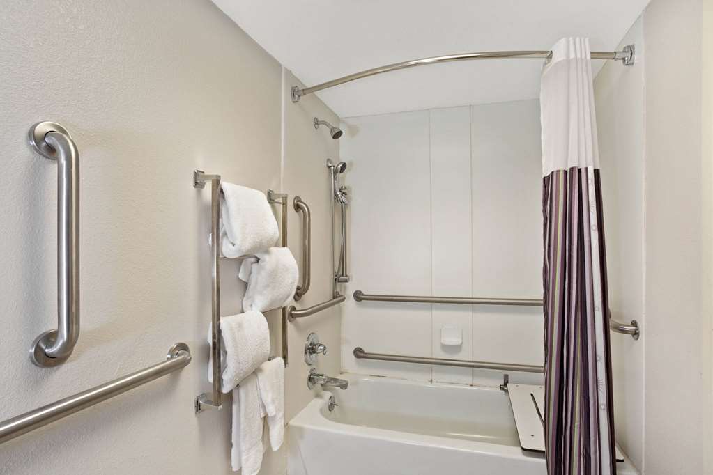 La Quinta Inn & Suites by Wyndham New Haven - photo 8