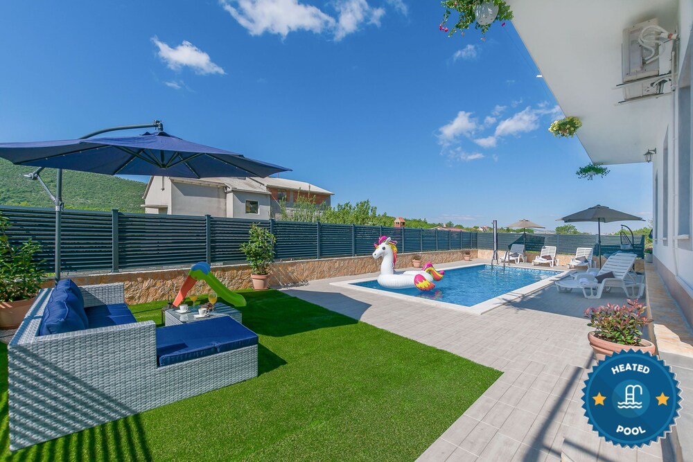 Luxury Villa Kristina with Heated Pool near Omis for 12 Guests — 4-Star Luxury Hotel in Omis, Croatia