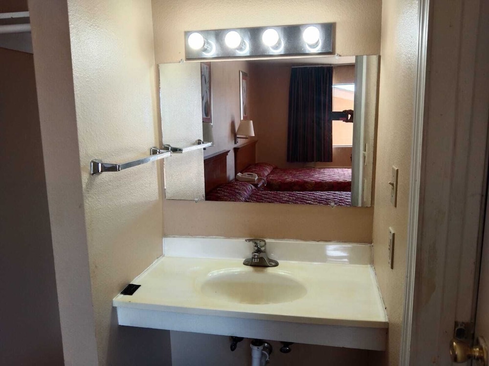 American Motel - photo 12